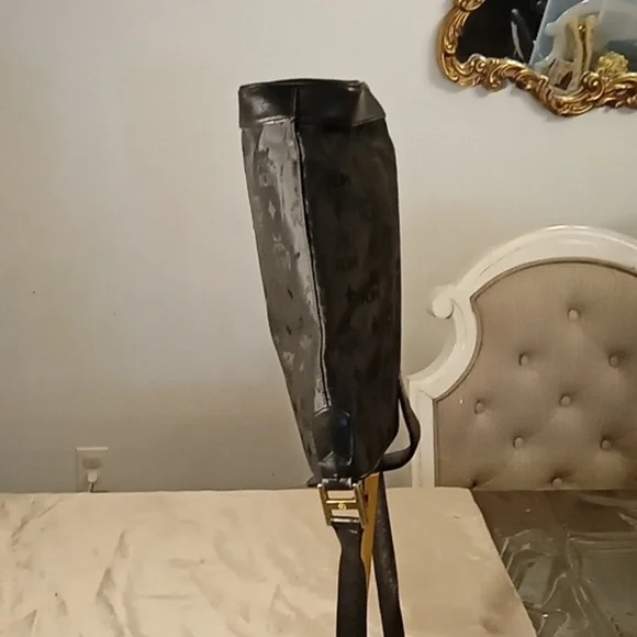 MCM Black Shoulder Bag with Sleek Design and Versatile Style - Picture 3 of 8